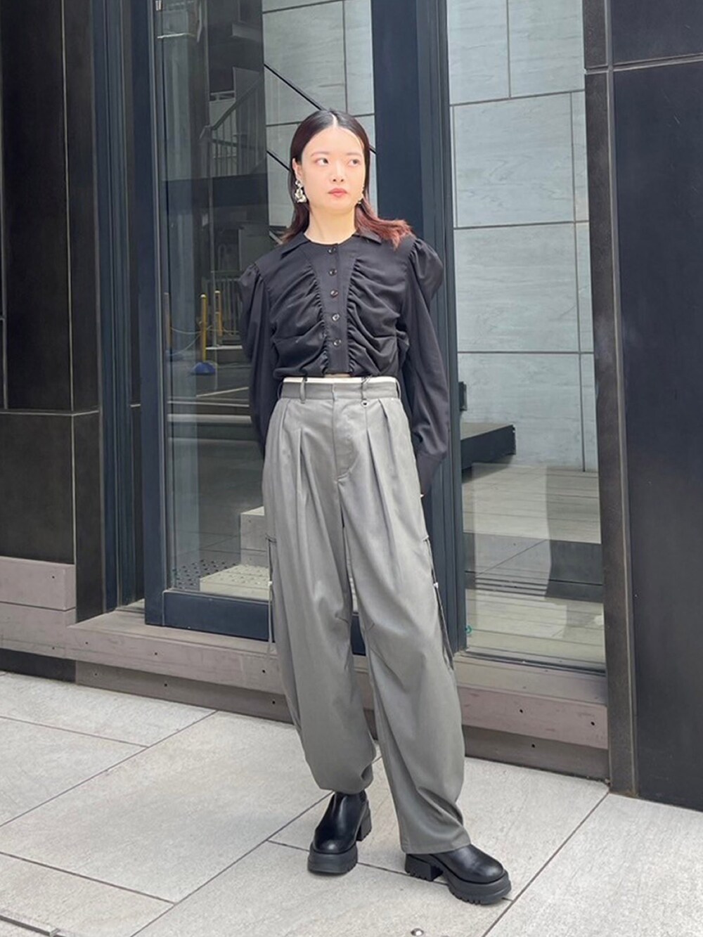 ブラック系のシャツ/ブラウス、グリーン系のその他パンツを着用したレディースの秋コーディネートの2枚目の写真