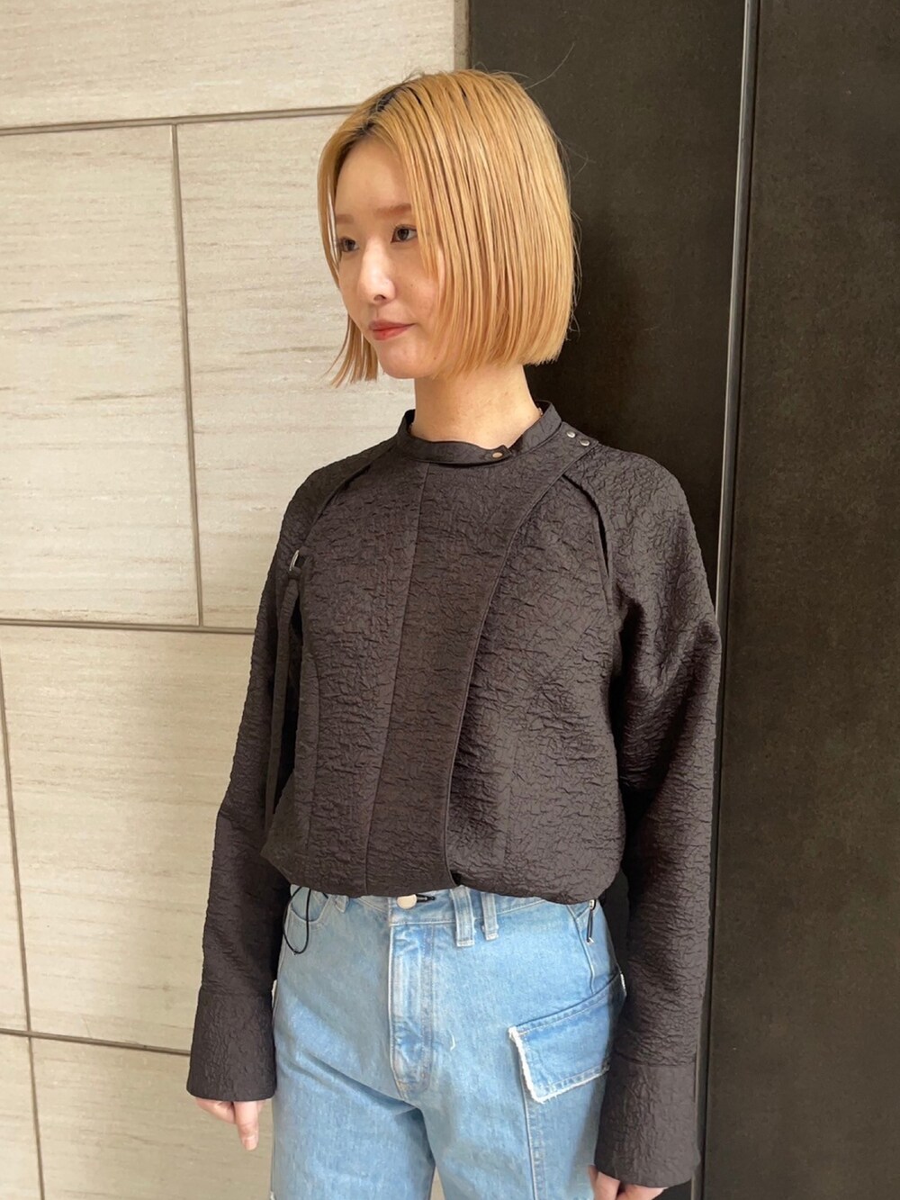 ブラック系のシャツ/ブラウスを着用したレディースの春コーディネートの5枚目の写真