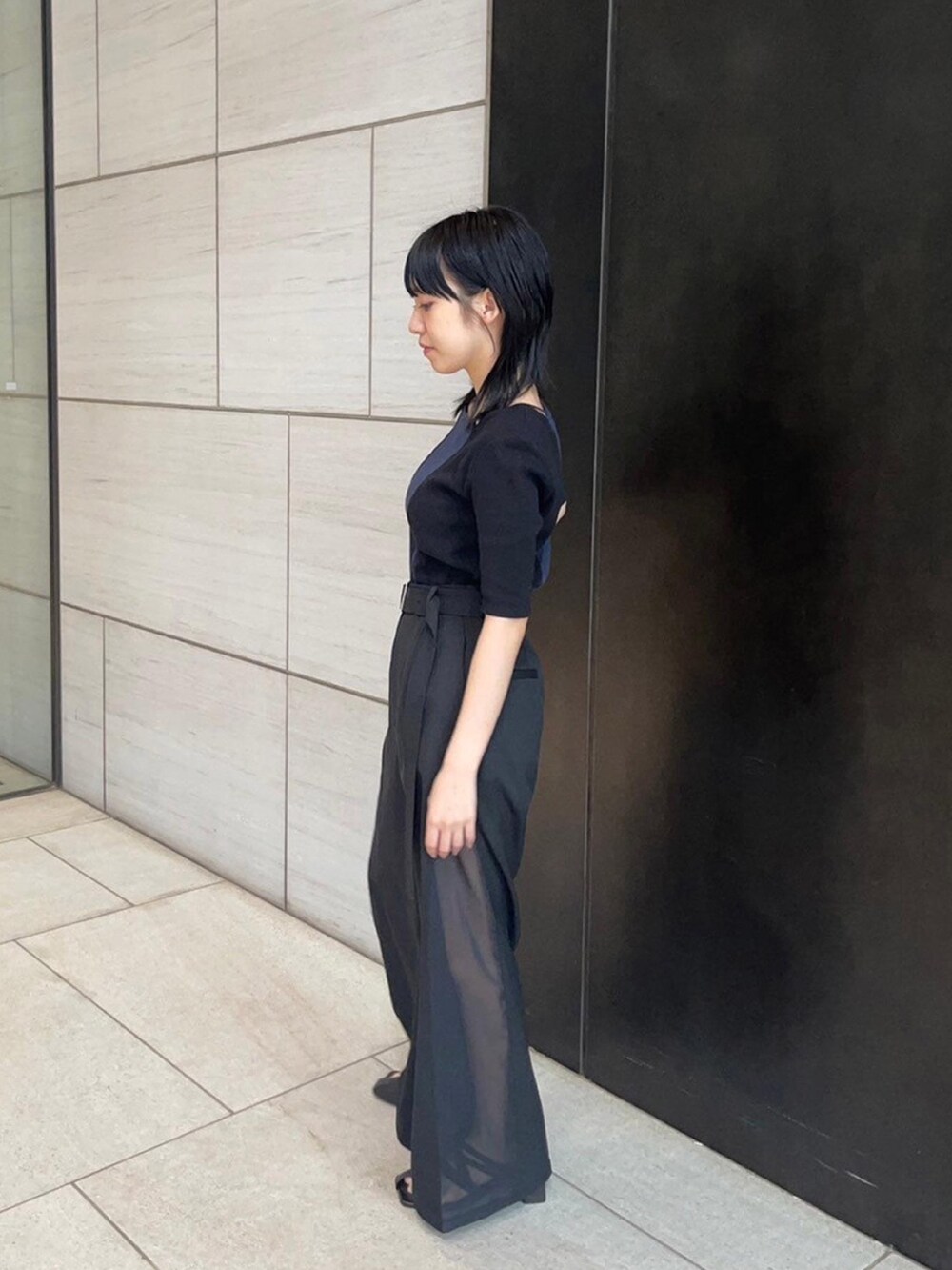 ブラック系のその他パンツを着用したレディースの春コーディネートの2枚目の写真