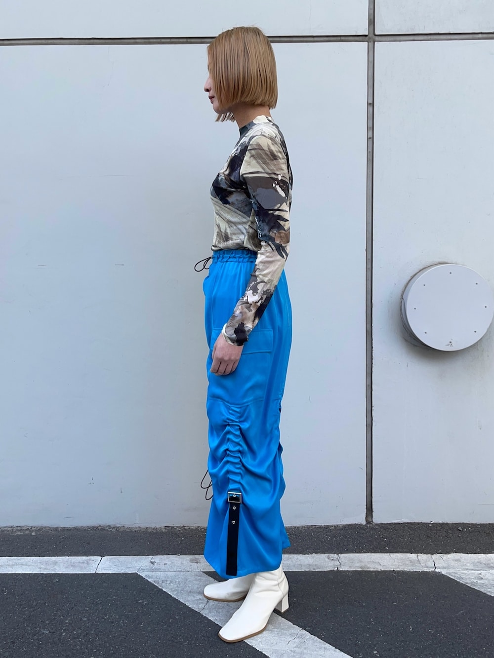 グレー系のTシャツ/カットソー、ブルー系のスカートを着用したレディースの春コーディネートの2枚目の写真