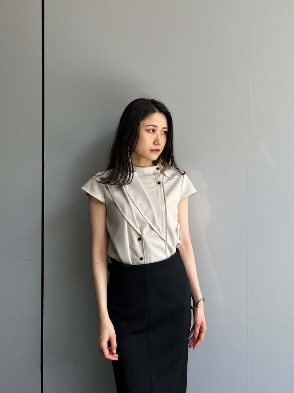 ベージュ系のシャツ/ブラウス、ブラック系のスカートを着用したレディースの夏コーディネートの4枚目の写真