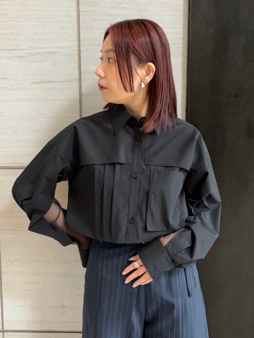 ブラック系のシャツ/ブラウス、その他のスラックスを着用したレディースの春コーディネートの4枚目の写真