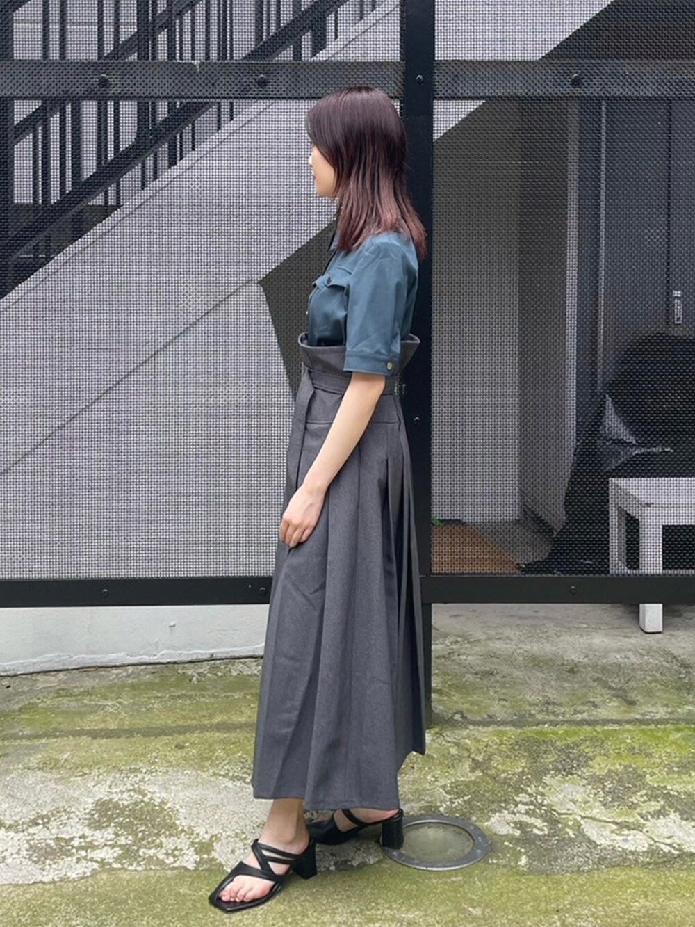 グリーン系のワンピースを着用したレディースの夏コーディネートの2枚目の写真