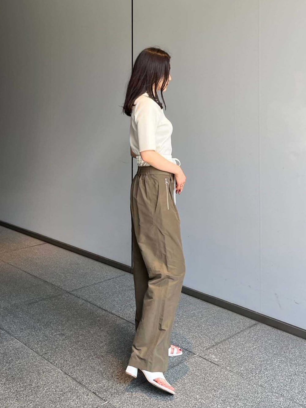 ホワイト系のニット/セーター、グリーン系のその他パンツを着用したレディースの夏コーディネートの2枚目の写真