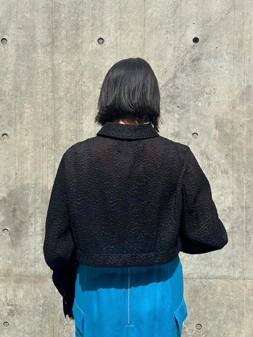 ブラック系のシャツ/ブラウスを着用したレディースの春コーディネートの8枚目の写真