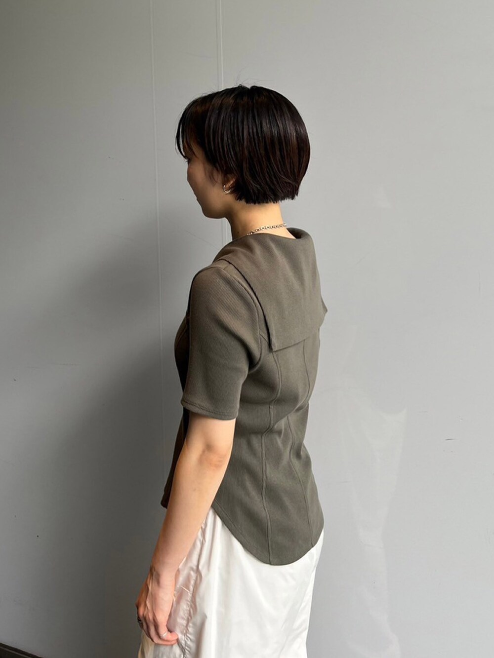 グリーン系のTシャツ/カットソー、ホワイト系のその他パンツを着用したレディースの夏コーディネートの4枚目の写真