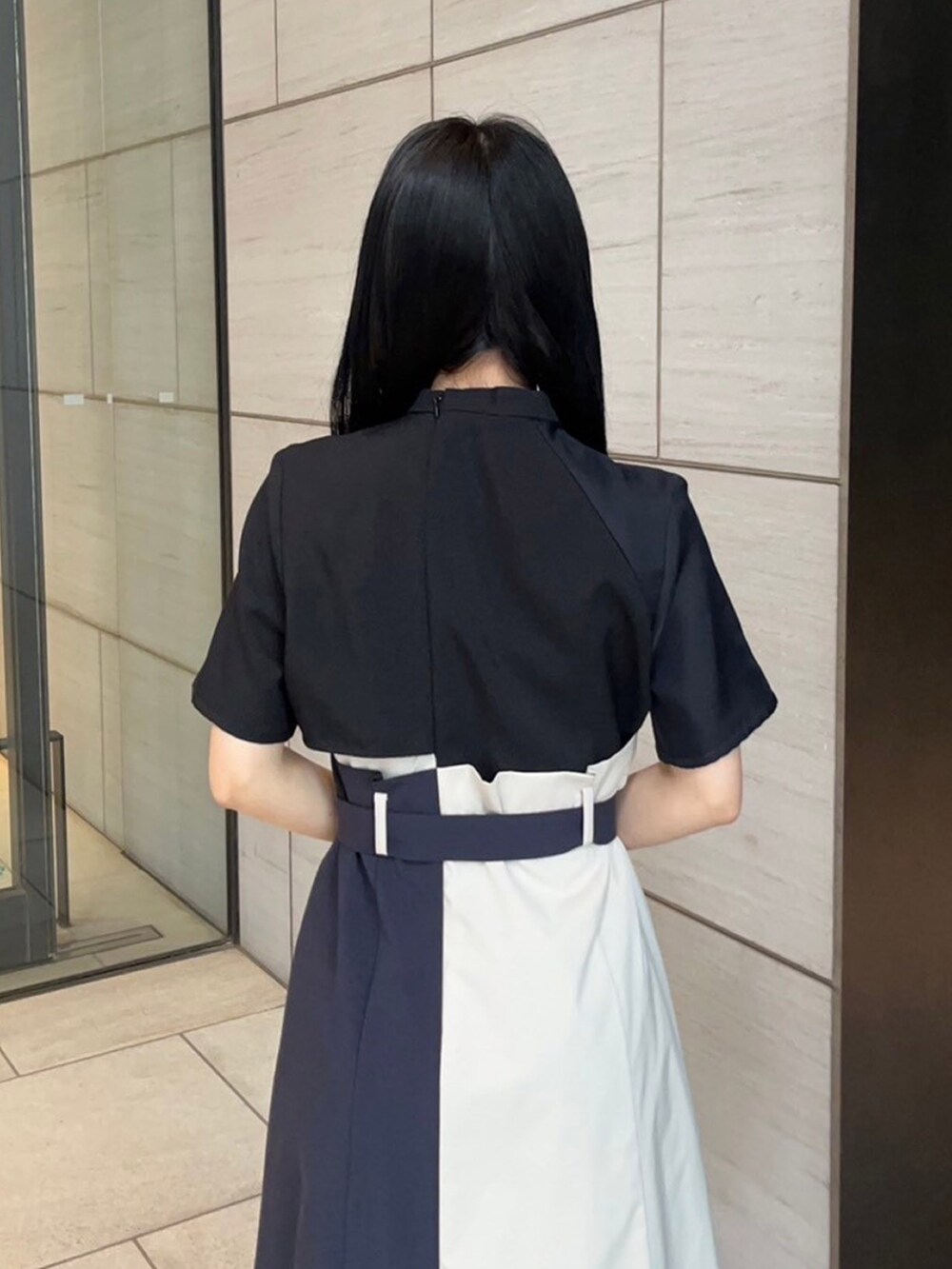 ブラック系のワンピースを着用したレディースの春コーディネートの6枚目の写真