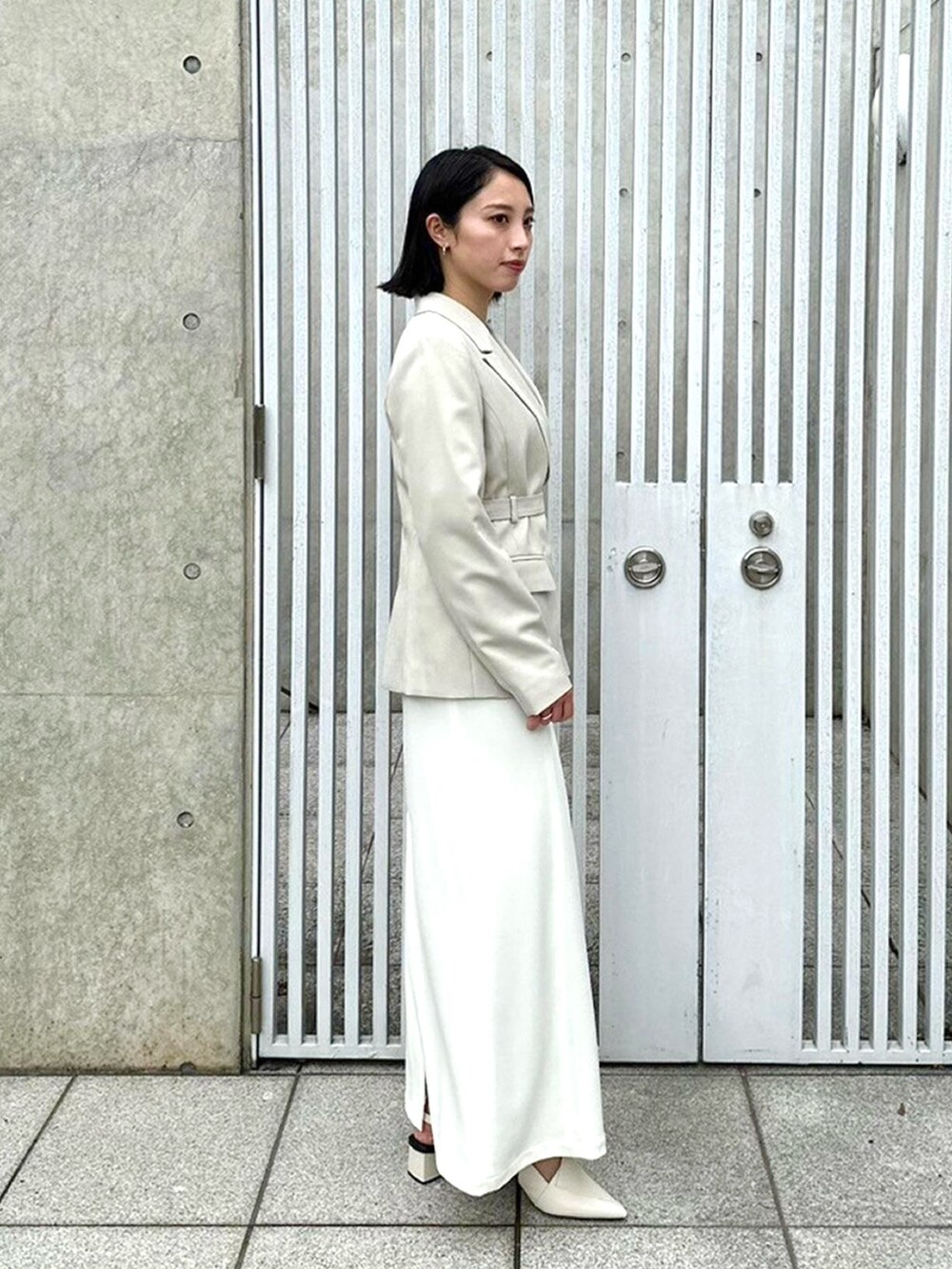 ベージュ系のセットアップを着用したレディースの春コーディネートの4枚目の写真