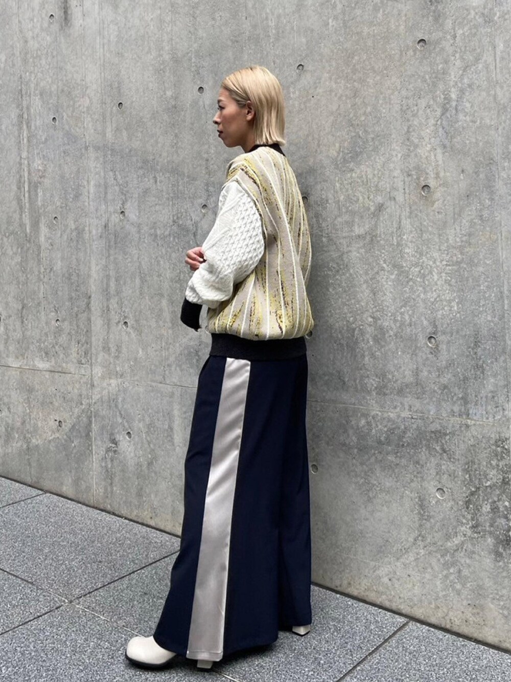 その他のニット/セーター、ブルー系のその他パンツを着用したレディースの秋コーディネートの2枚目の写真