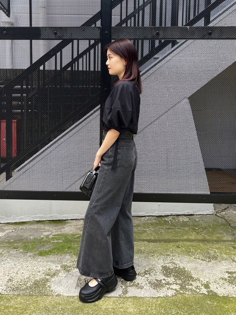 ブラック系のシャツ/ブラウス、ブラック系のデニムパンツを着用したレディースの春コーディネートの2枚目の写真