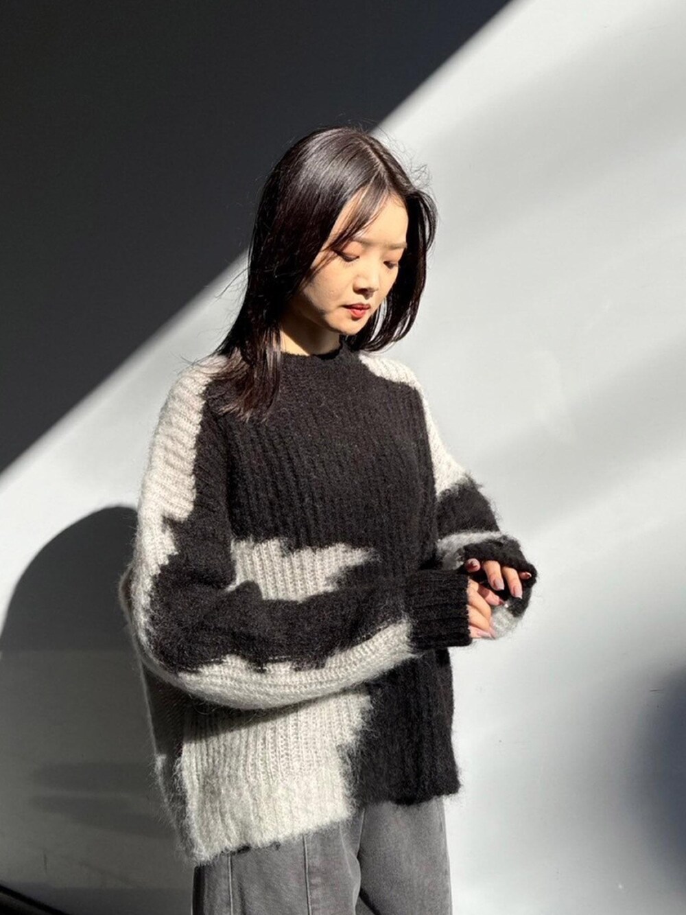 「UNITED TOKYOのランダムモチーフモヘアニット（ニット/セーター、グレー系）」を使った、UNITED TOKYO STAFFさん（レディース・163cm）の秋コーディネートの5枚目の写真