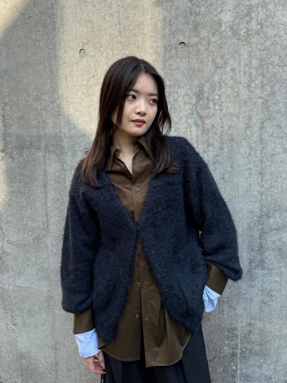 ブラック系のカーディガン/ボレロ、ブラウン系のシャツ/ブラウス、ブラック系のその他パンツを着用したレディースの秋コーディネートの4枚目の写真