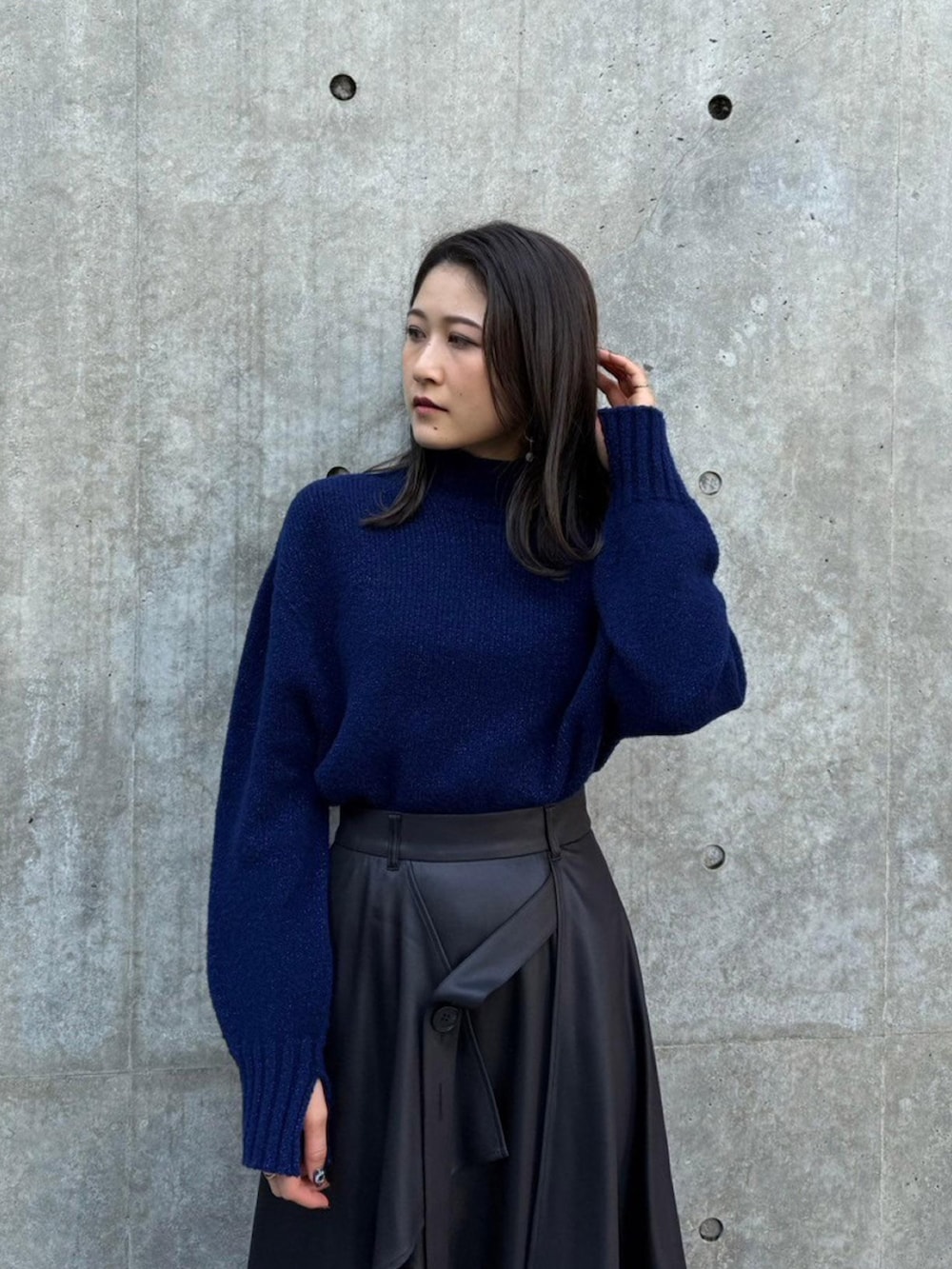 「UNITED TOKYOのループヤーンラメコンビタートルニット（ニット/セーター、ブルー系）」を使った、UNITED TOKYO STAFFさん（レディース・158cm）の秋コーディネートの4枚目の写真
