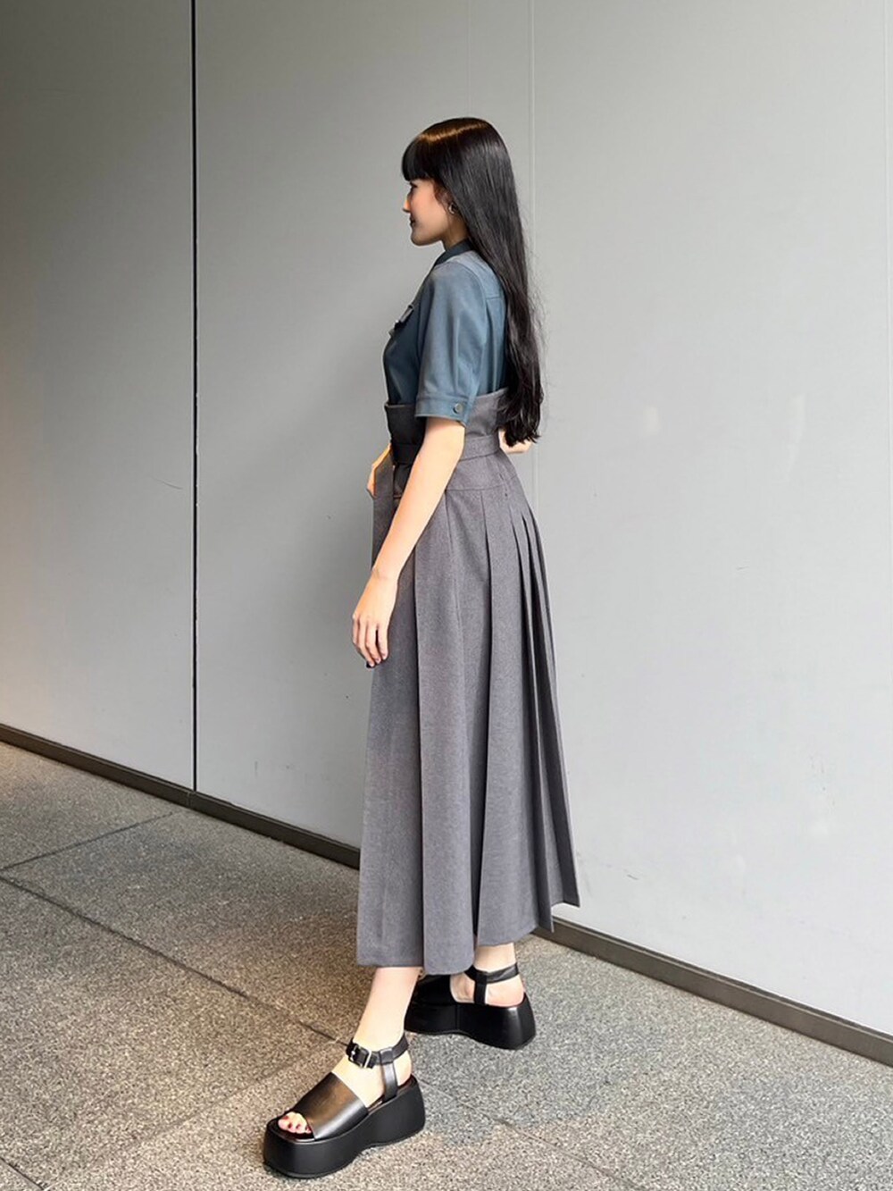グリーン系のワンピースを着用したレディースの夏コーディネートの2枚目の写真