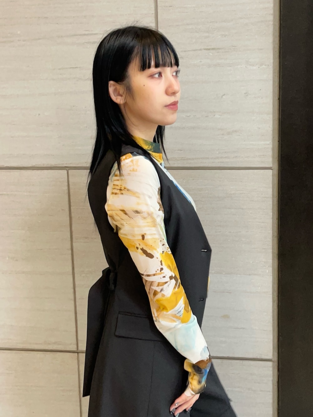 ブラック系のジャンパースカートを着用したレディースの春コーディネートの4枚目の写真