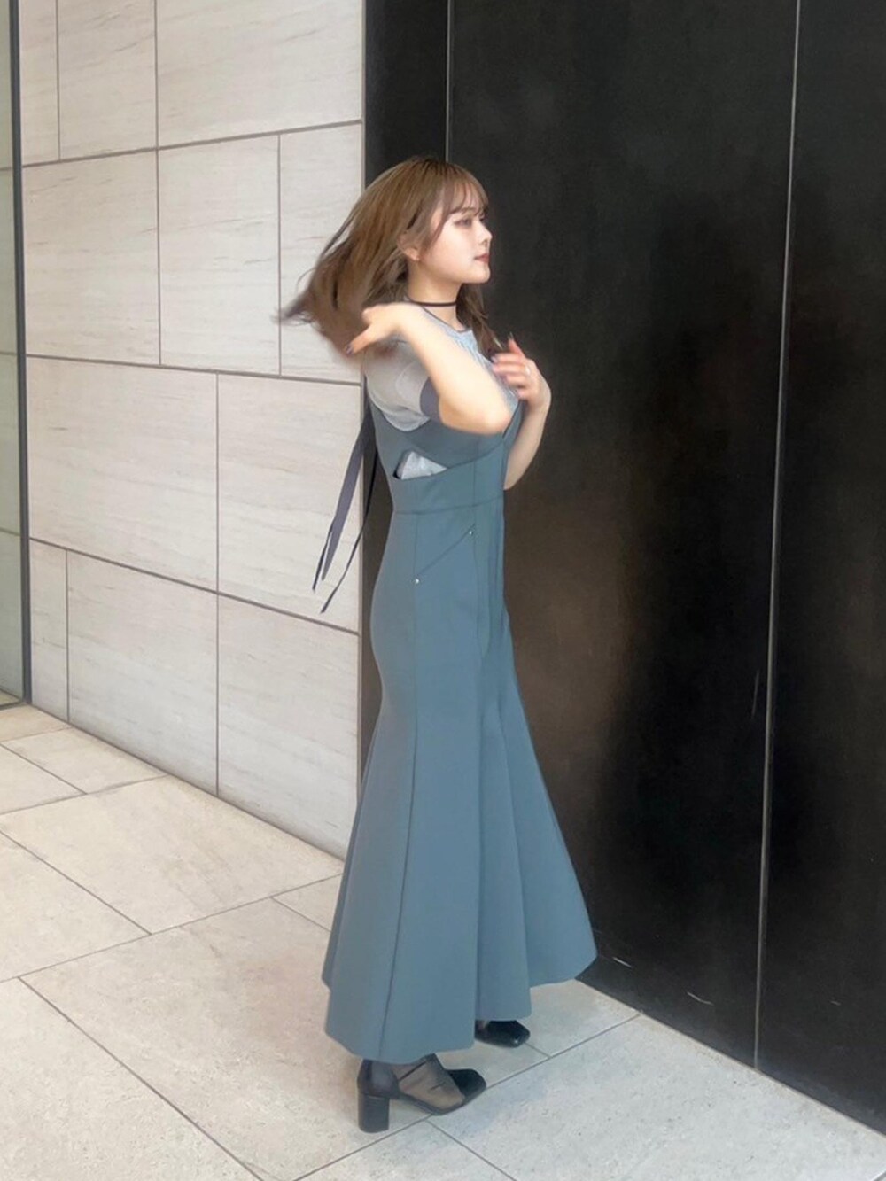 シルバー系のニット/セーター、グレー系のジャンパースカートを着用したレディースの春コーディネートの4枚目の写真