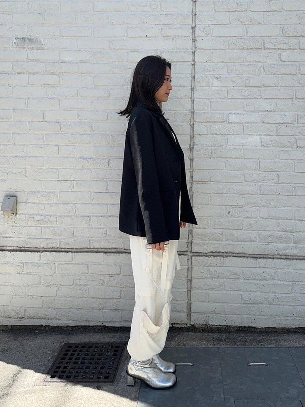 ブラック系のテーラードジャケットを着用したレディースの春コーディネートの4枚目の写真