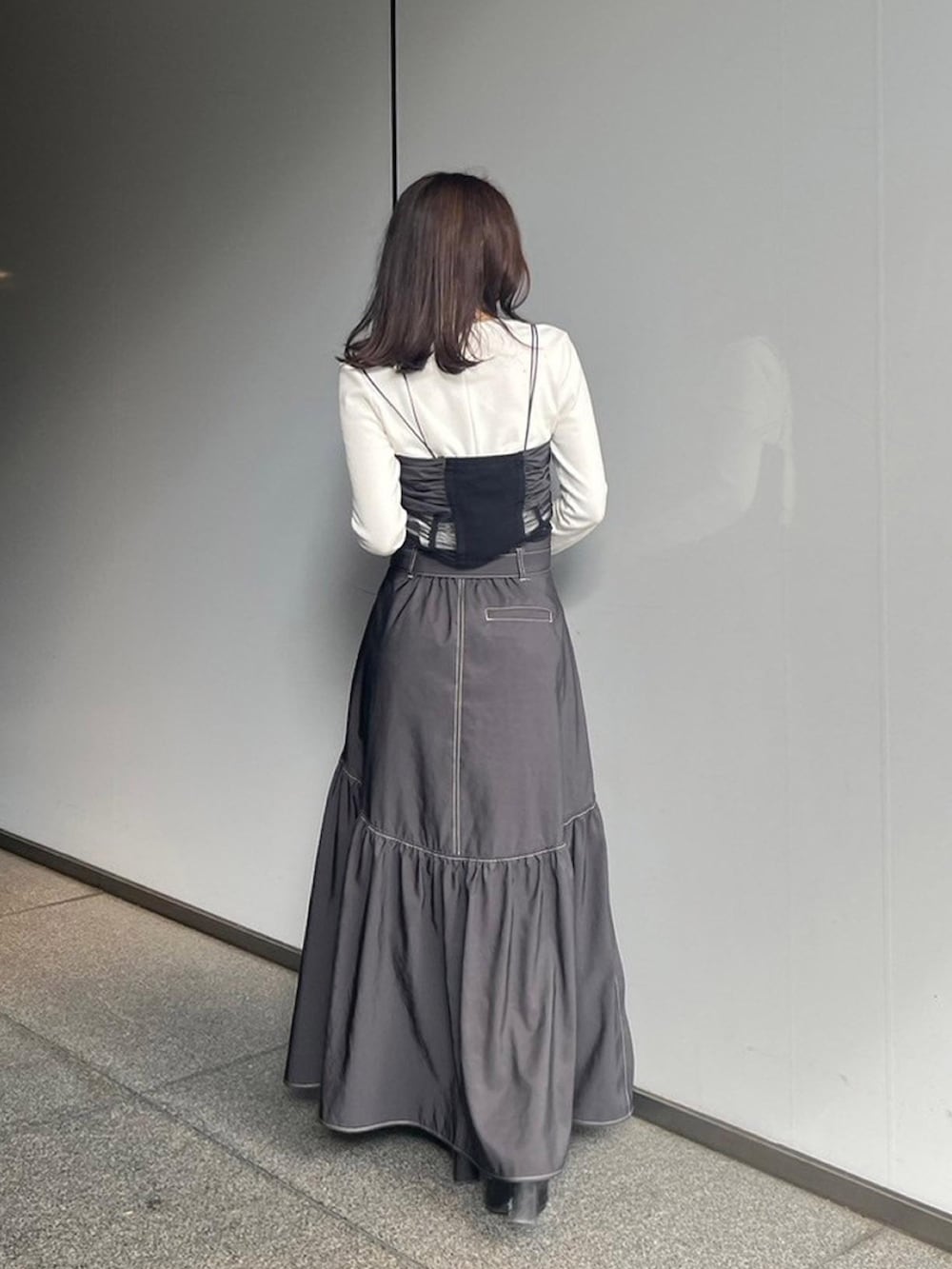 ホワイト系のTシャツ/カットソー、グレー系のスカートを着用したレディースの秋コーディネートの3枚目の写真