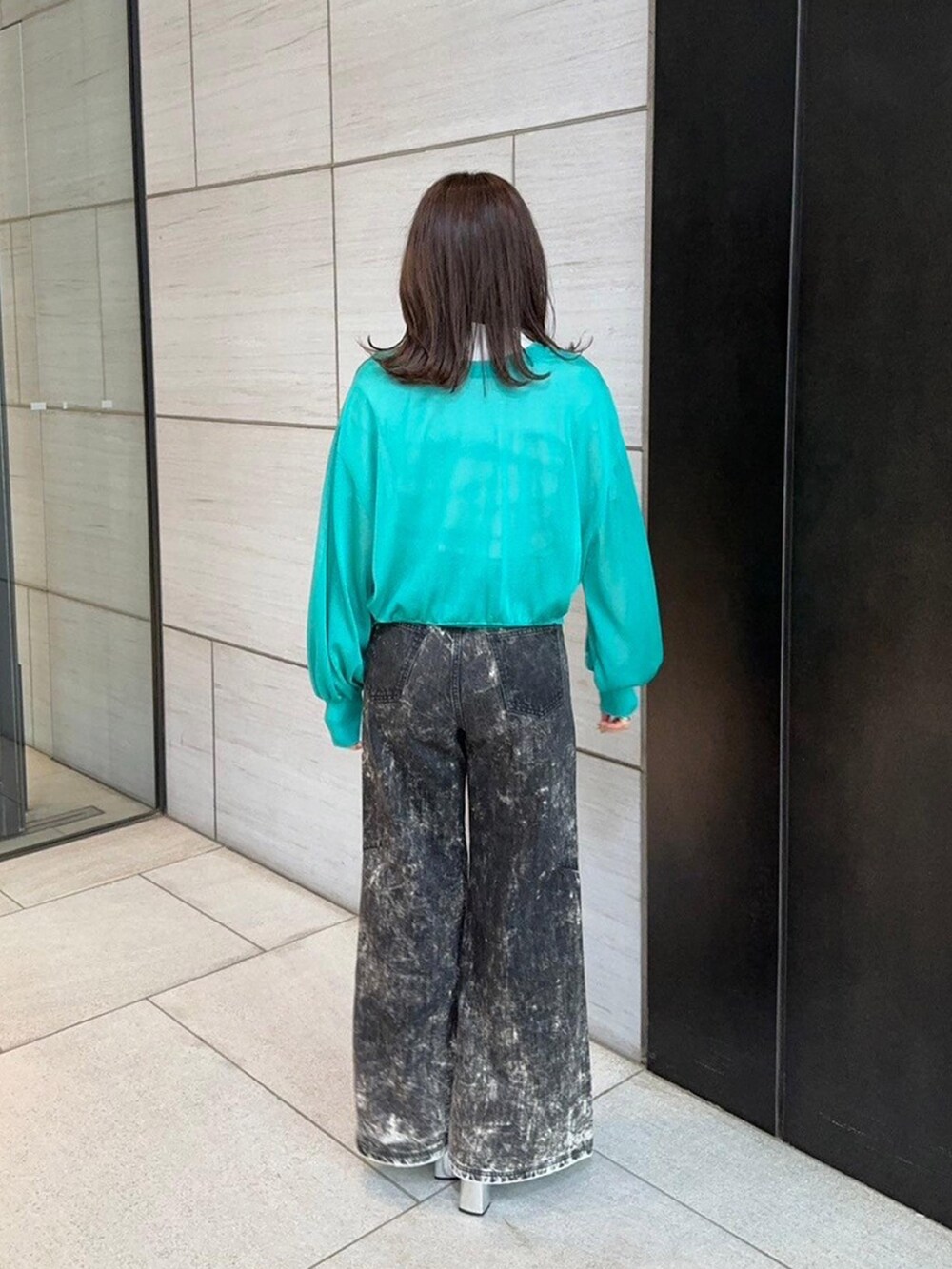 グリーン系のカーディガン/ボレロを着用したレディースの春コーディネートの3枚目の写真