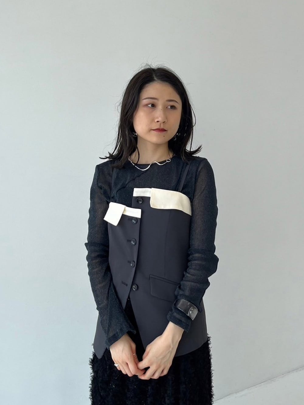 ブラック系のスカート、グレー系のキャミソール、ブルー系のTシャツ/カットソーを着用したレディースの秋コーディネートの4枚目の写真