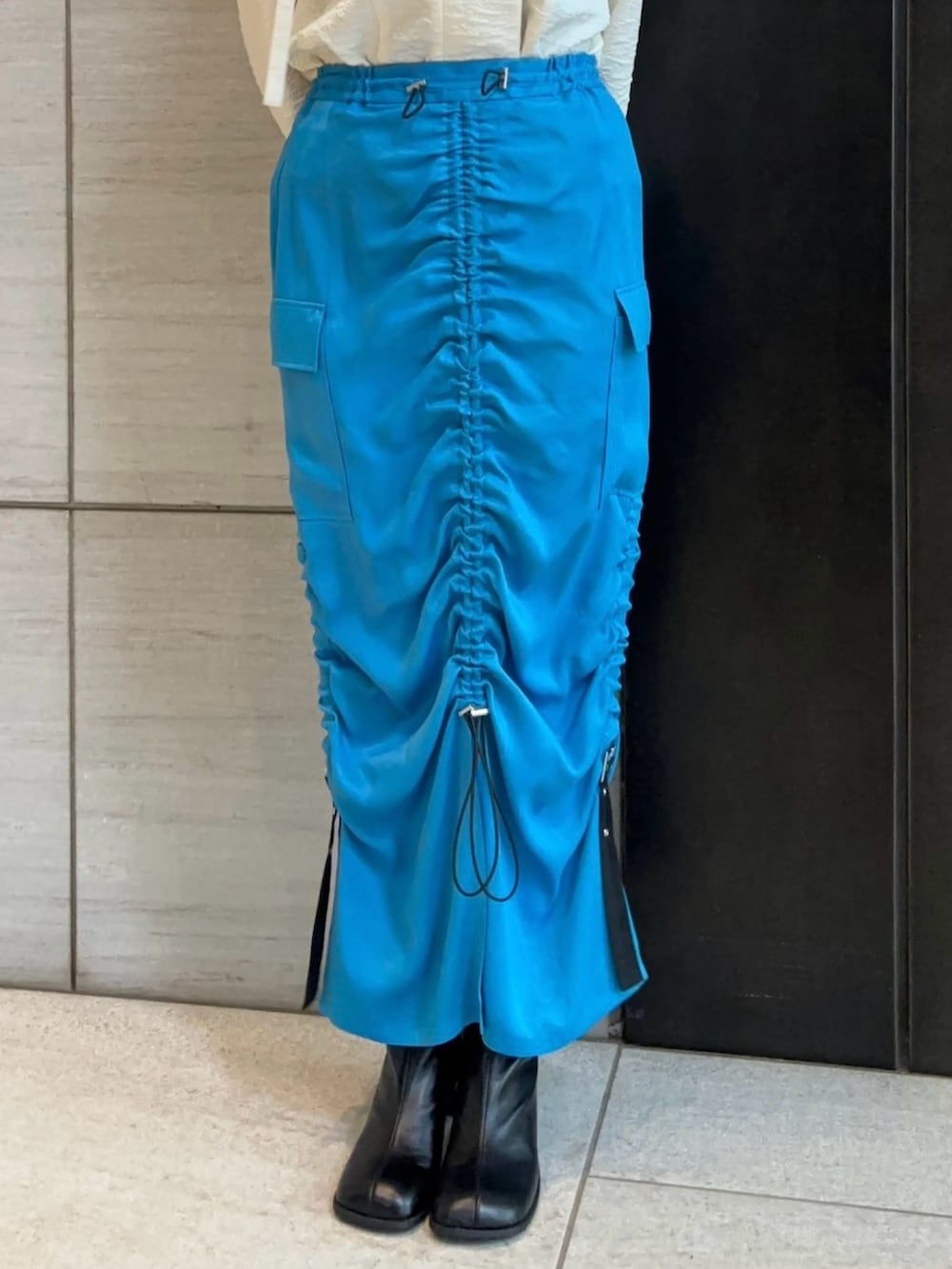 ブルー系のスカート、ホワイト系のシャツ/ブラウスを着用したレディースの春コーディネートの8枚目の写真