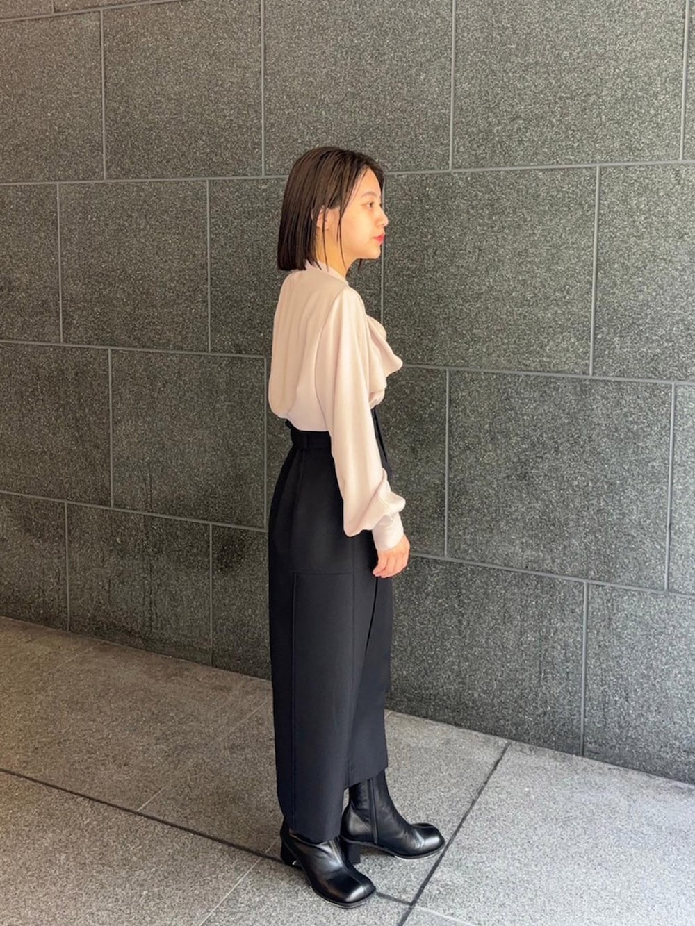 ピンク系のシャツ/ブラウス、ブラック系のスカートを着用したレディースの秋コーディネートの2枚目の写真