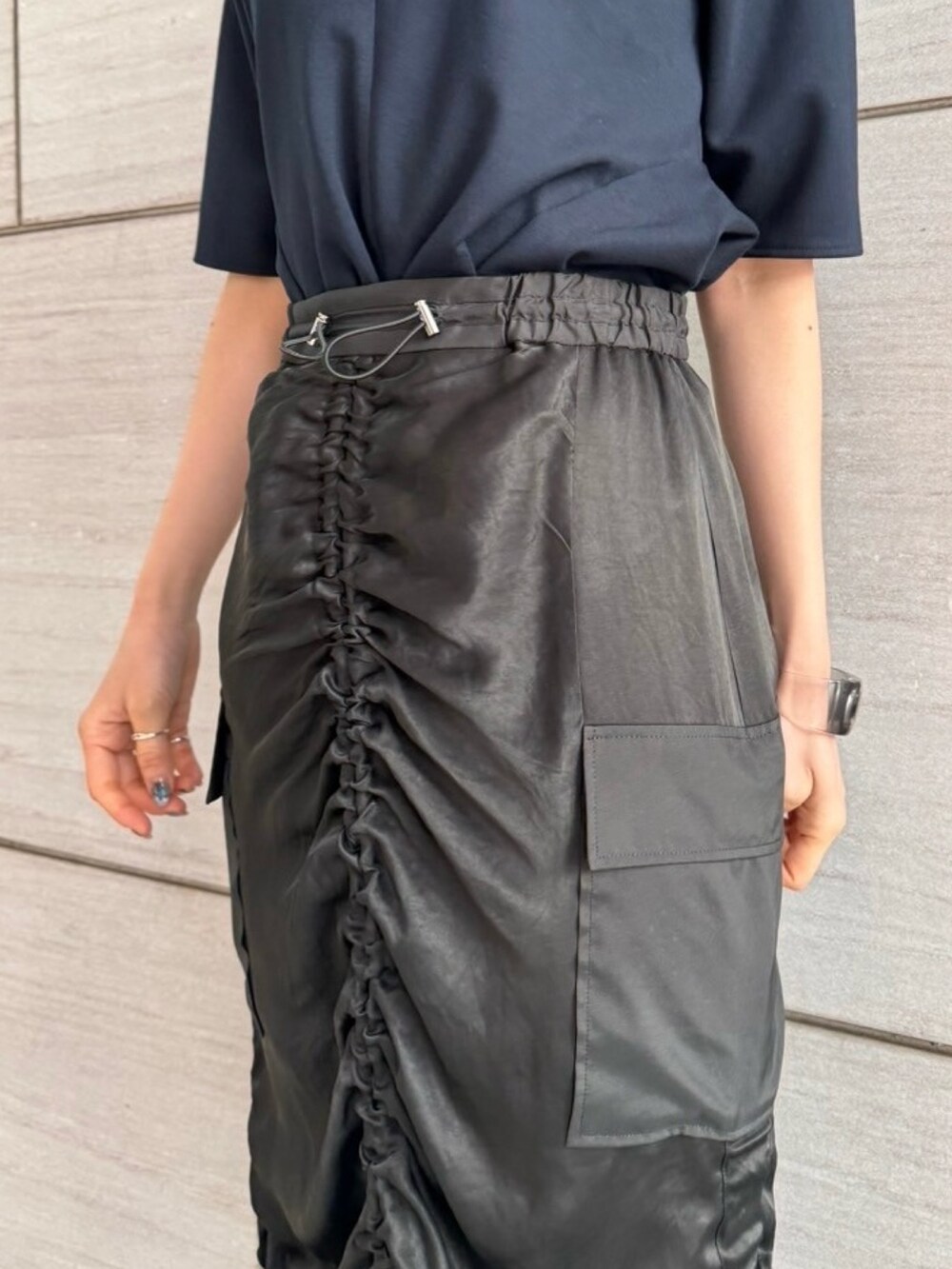 ブルー系のTシャツ/カットソー、ブラック系のスカートを着用したレディースの春コーディネートの9枚目の写真