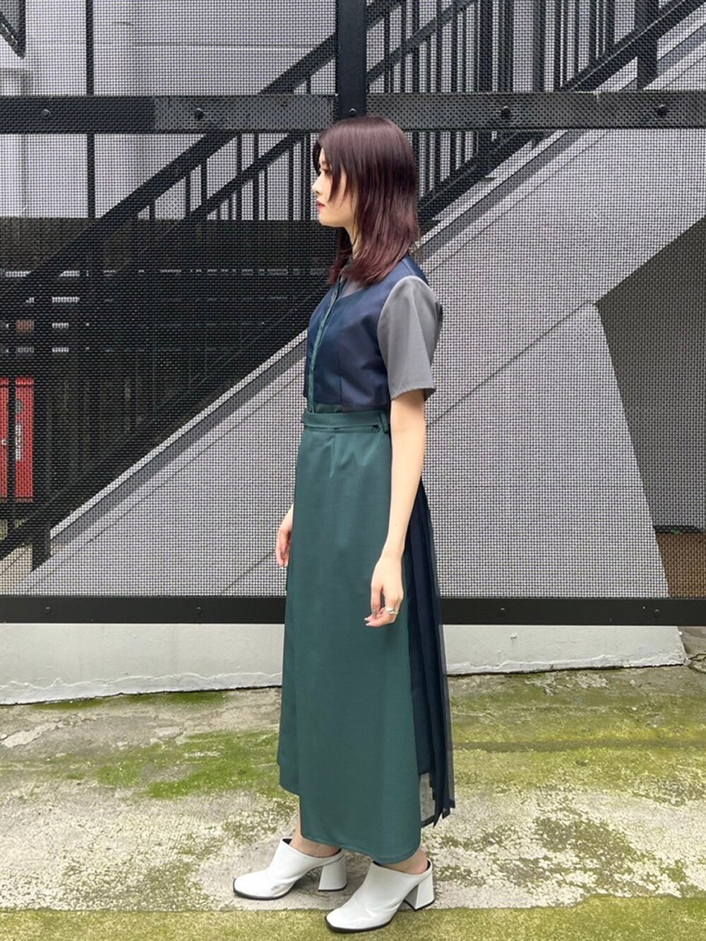 ブルー系のシャツワンピースを着用したレディースの春コーディネートの2枚目の写真