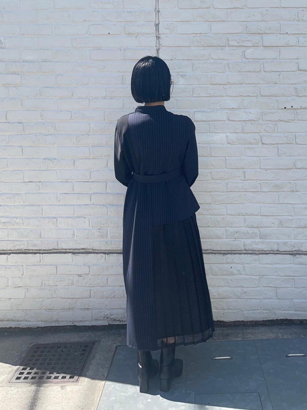 ブルー系のシャツワンピースを着用したレディースの春コーディネートの3枚目の写真