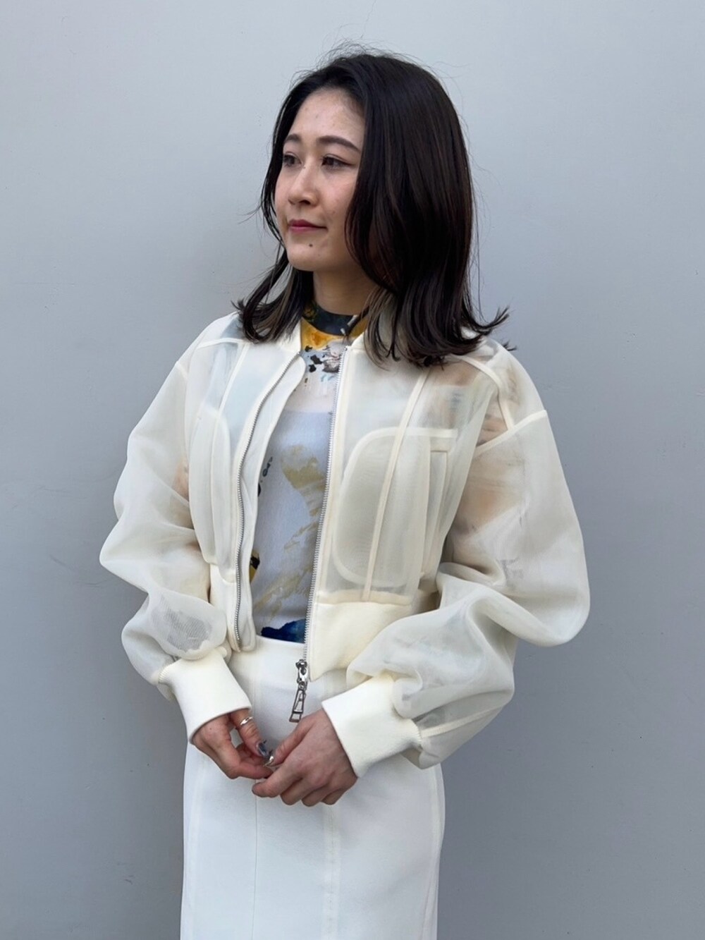 ベージュ系のブルゾンを着用したレディースの春コーディネートの5枚目の写真