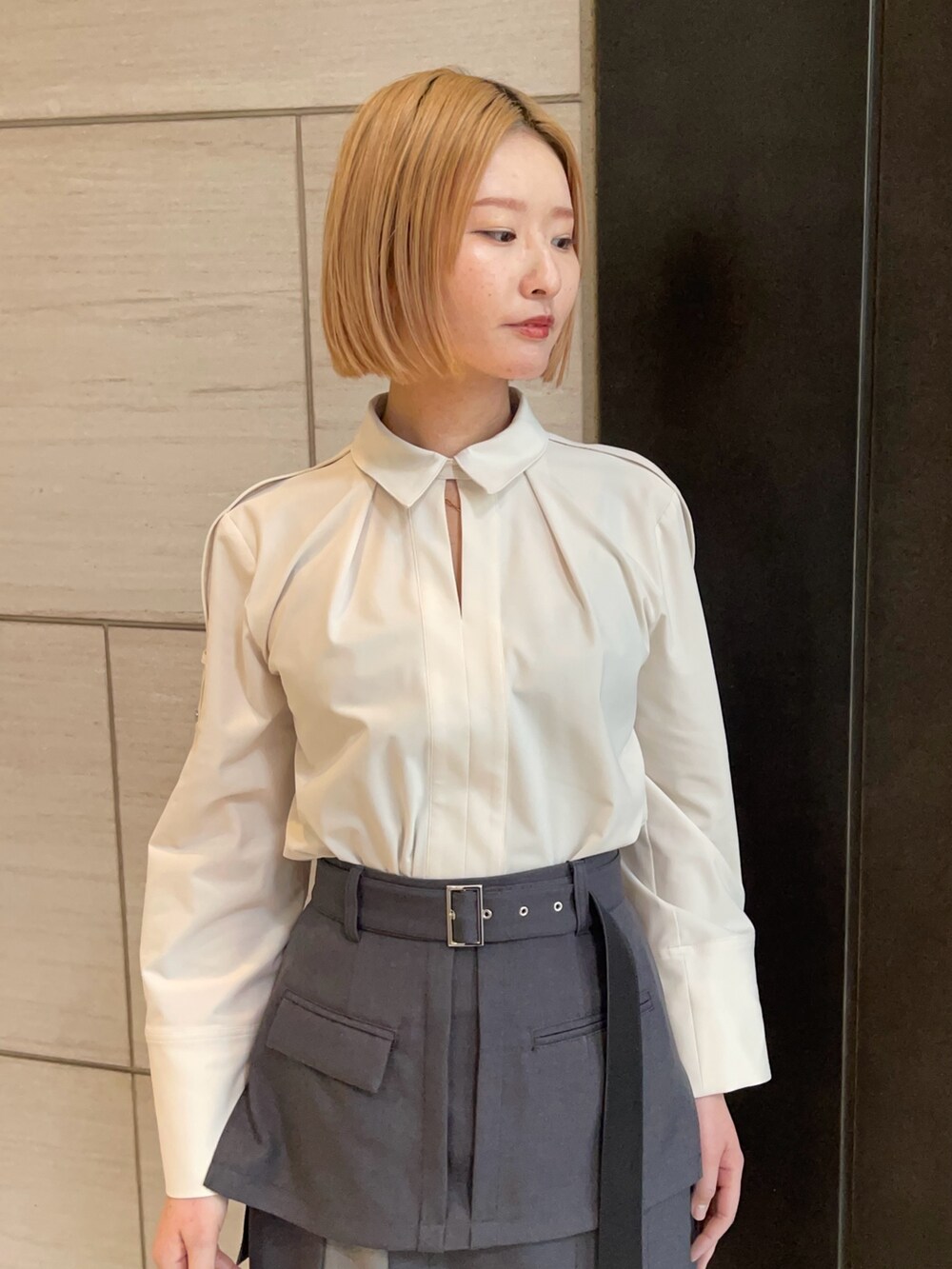 グレー系のスカート、ベージュ系のシャツ/ブラウスを着用したレディースの春コーディネートの5枚目の写真