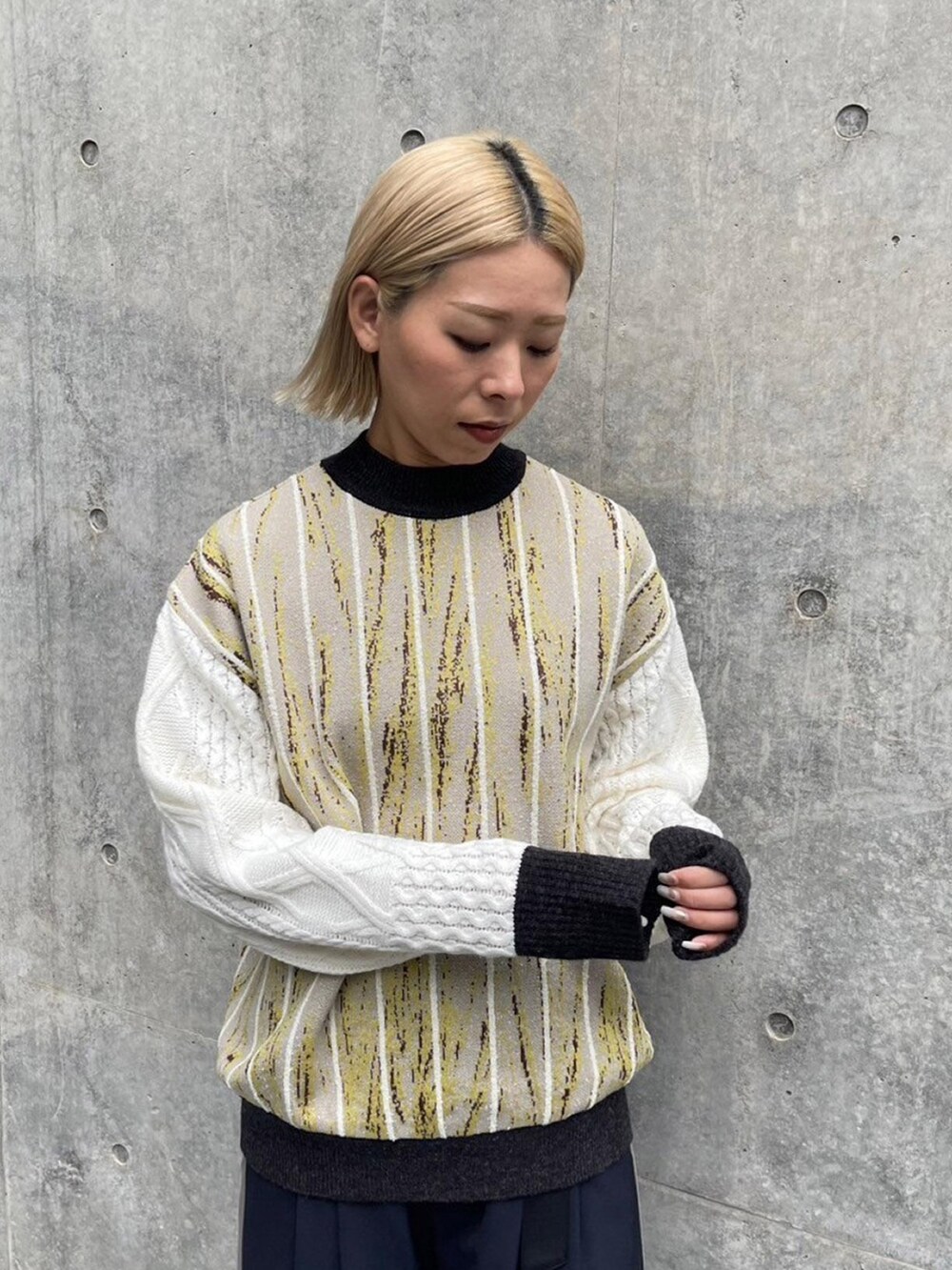 その他のニット/セーター、ブルー系のその他パンツを着用したレディースの秋コーディネートの4枚目の写真