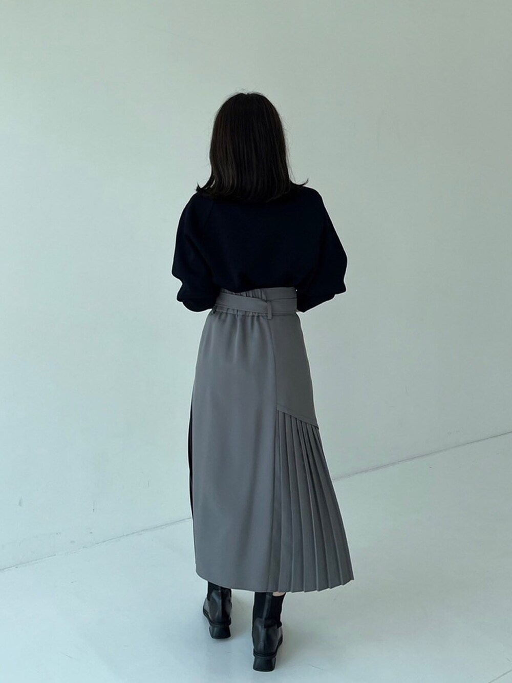 グリーン系のスカートを着用したレディースの秋コーディネートの3枚目の写真