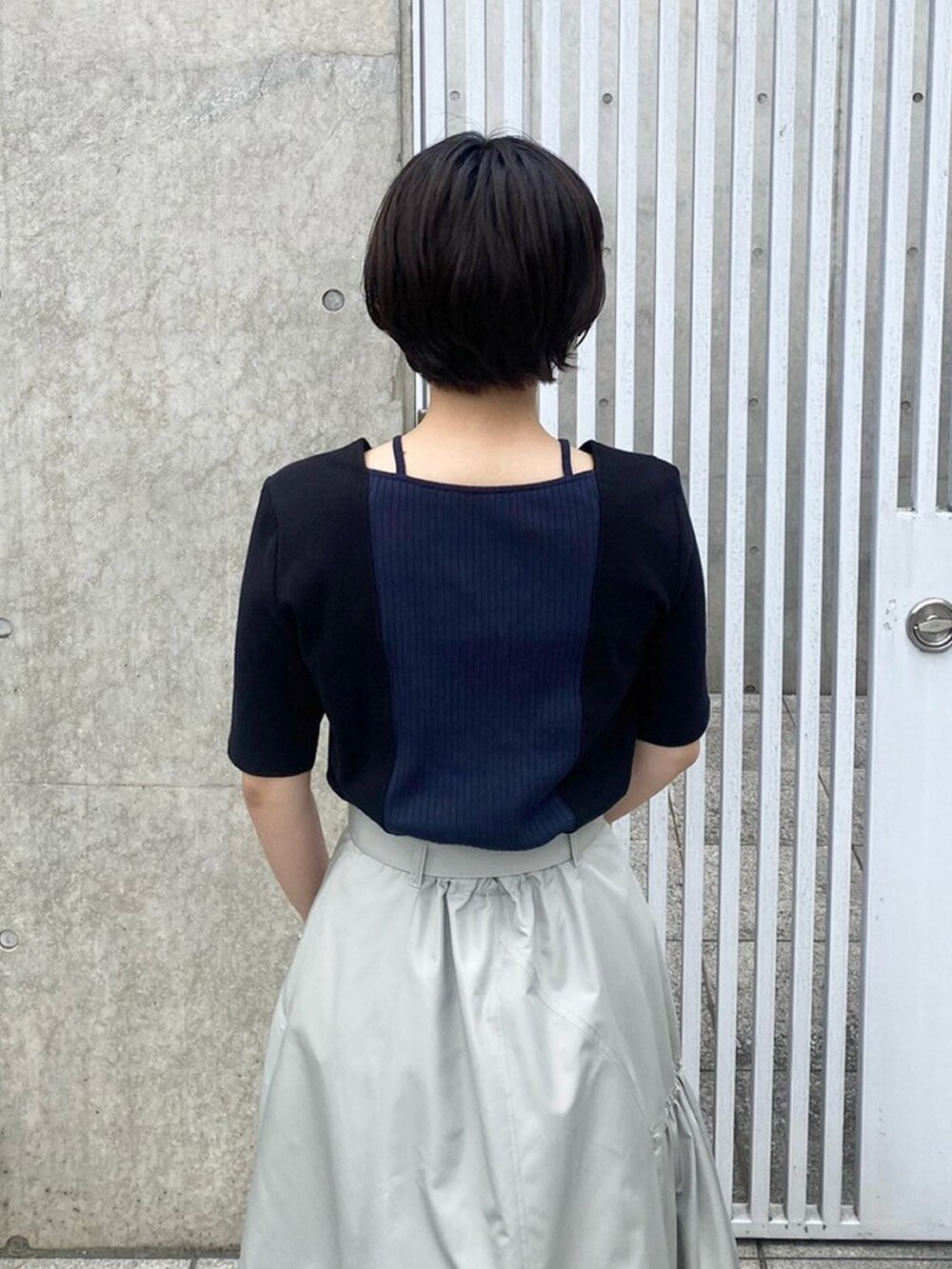 ブラック系のTシャツ/カットソーを着用したレディースの春コーディネートの6枚目の写真