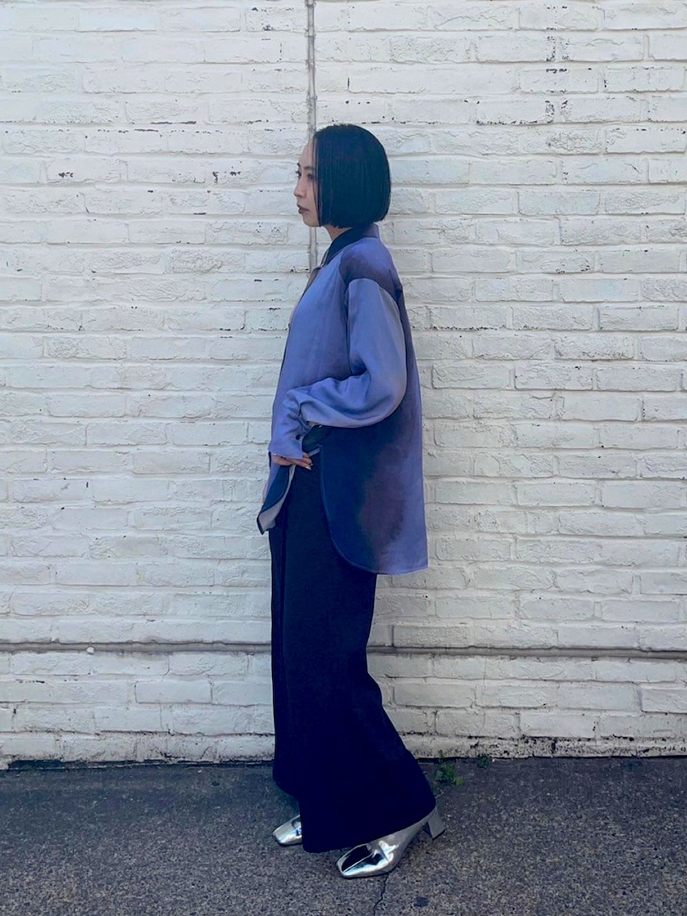 パープル系のシャツ/ブラウスを着用したレディースの春コーディネートの2枚目の写真