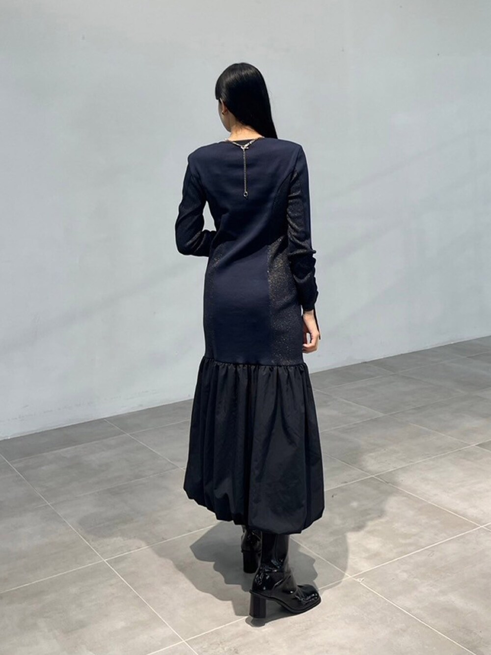 ブルー系のワンピースを着用したレディースの秋コーディネートの3枚目の写真