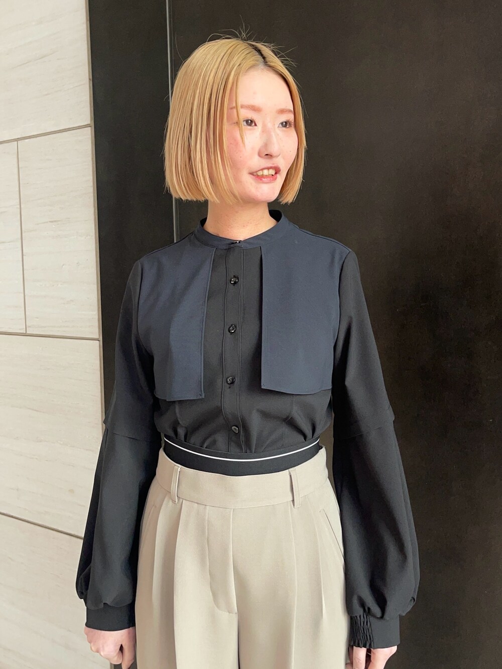 ブラック系のシャツ/ブラウス、ベージュ系のその他パンツを着用したレディースの春コーディネートの5枚目の写真