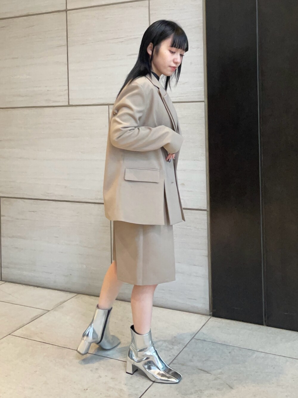 ベージュ系のテーラードジャケット、ベージュ系のその他パンツを着用したレディースの春コーディネートの2枚目の写真