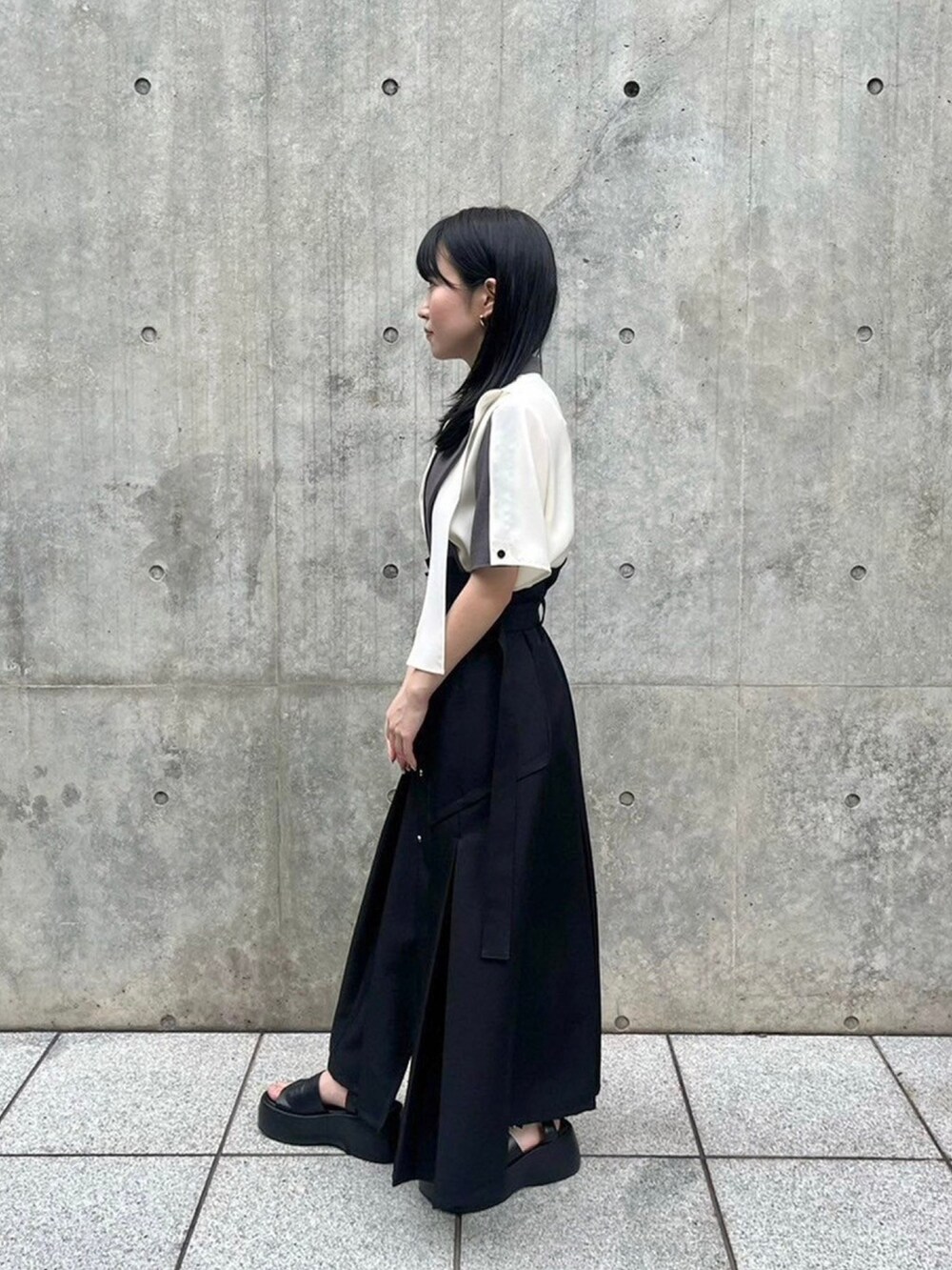 グレー系のシャツ/ブラウス、ブラック系のスカートを着用したレディースの春コーディネートの2枚目の写真