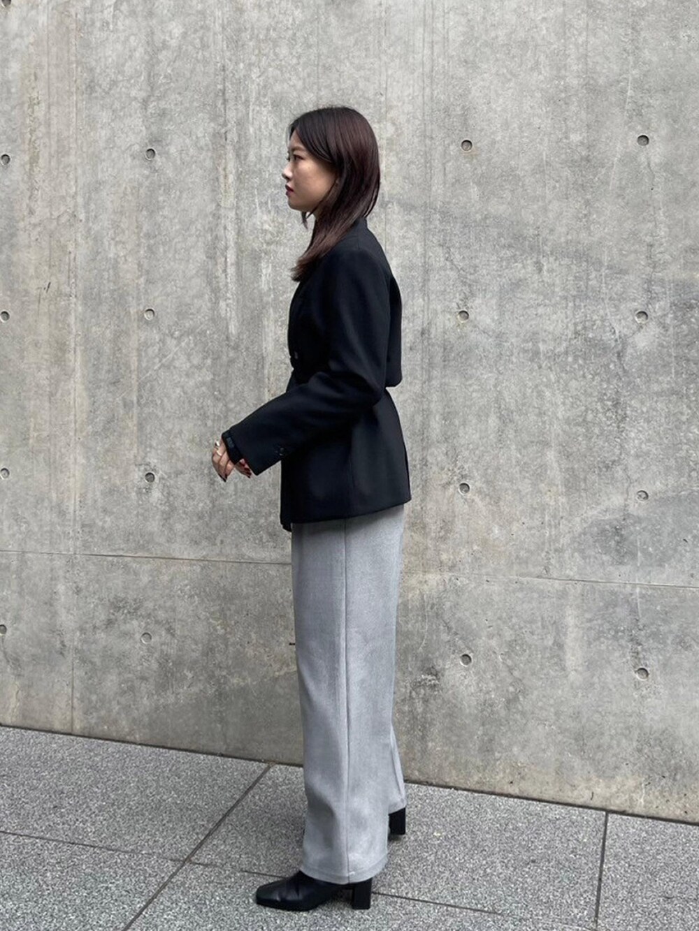 ブラック系のテーラードジャケット、グレー系のその他パンツを着用したレディースの秋コーディネートの2枚目の写真