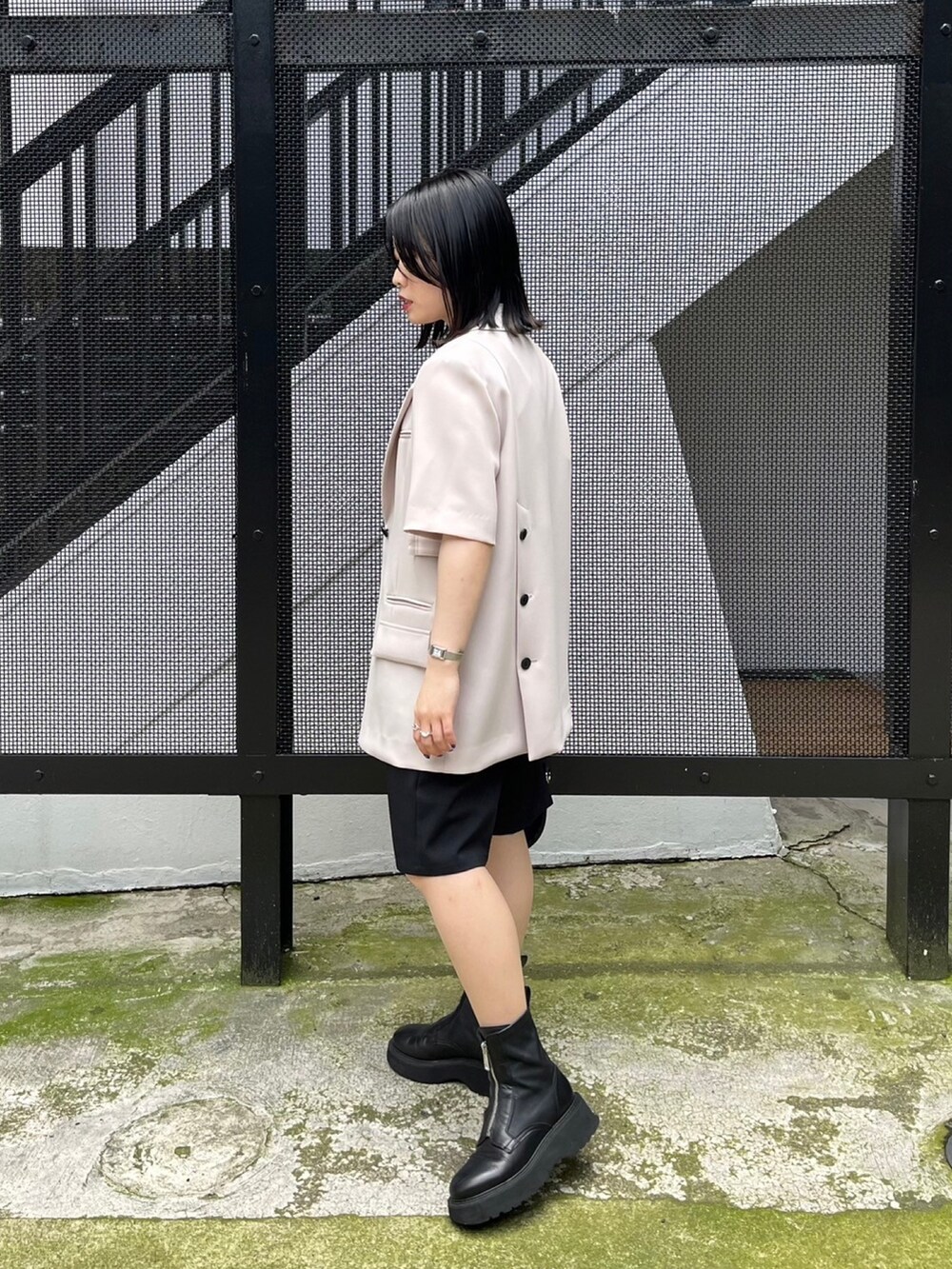 ブラック系のその他パンツ、ブラック系のタンクトップ、ベージュ系のテーラードジャケットを着用したレディースの春コーディネートの2枚目の写真