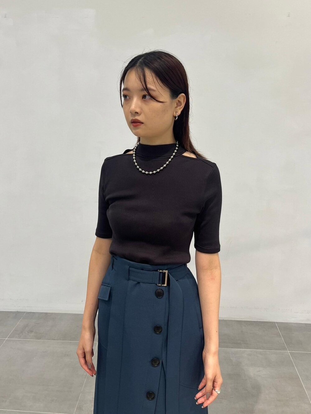 「秋服準備はじめました、ブラウン、デートコーデ」｜「UNITED TOKYOのソフトタッチスリットネックトップス（Tシャツ/カットソー、ブラウン系）」を使った、UNITED TOKYO STAFFさん（レディース・163cm）の秋コーディネートの4枚目の写真
