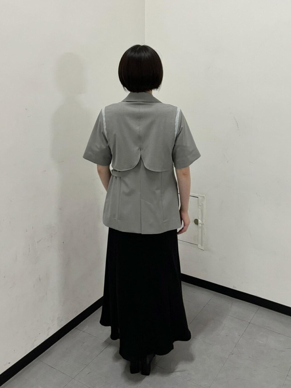 「UNITED TOKYOのハーフスリーブレイヤードジャケット（テーラードジャケット、グレー系）」を使った、UNITED TOKYO STAFFさん（レディース・162cm）の春コーディネートの3枚目の写真
