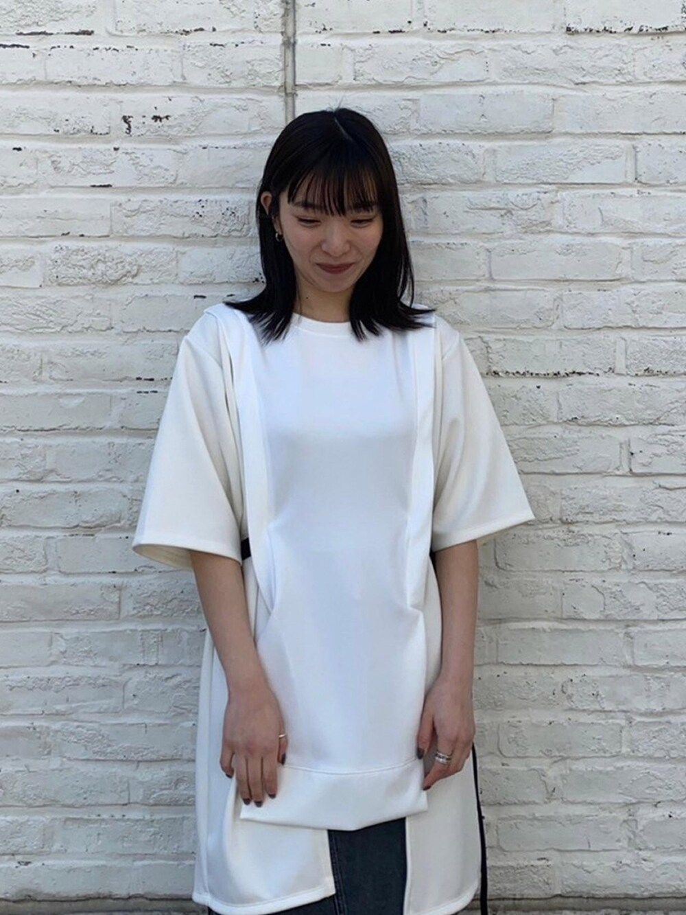 ホワイト系のTシャツ/カットソーを着用したレディースの春コーディネートの5枚目の写真