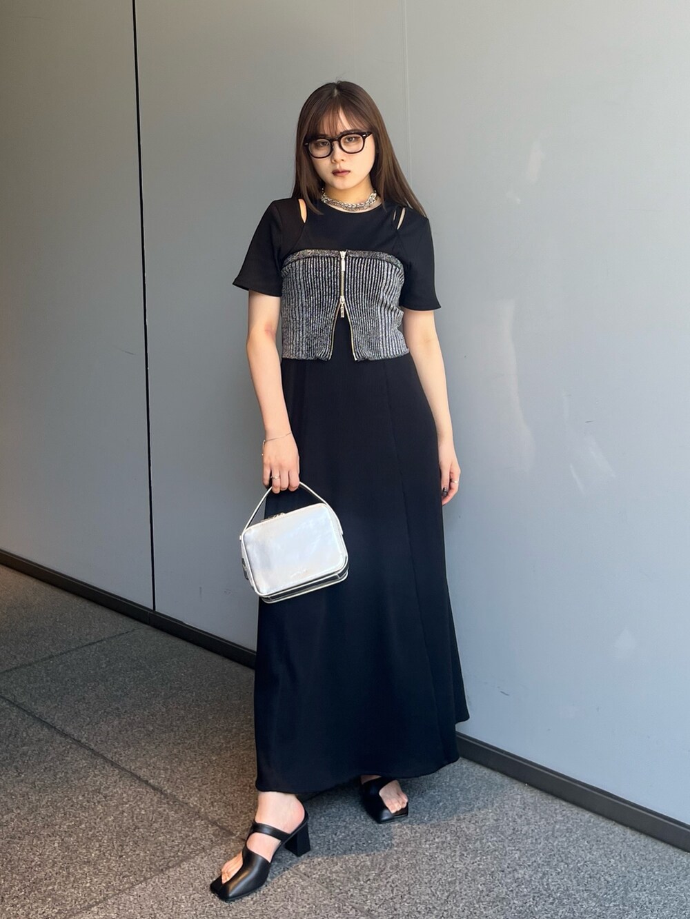 ブラック系のワンピース、シルバー系のニット/セーターを着用したレディースの夏コーディネートの2枚目の写真
