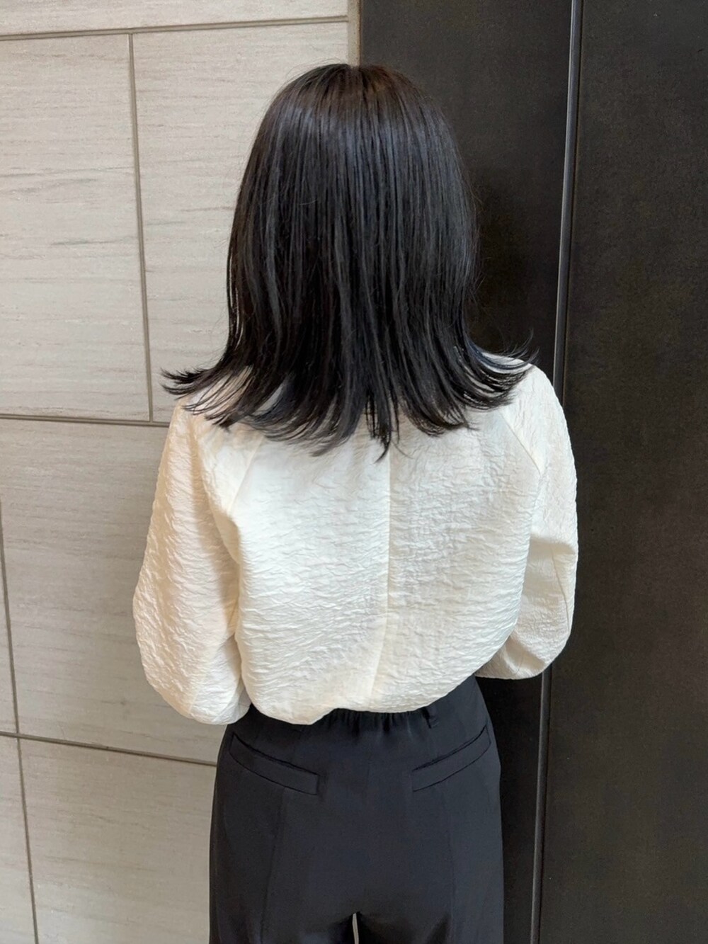 ブラック系のその他パンツ、ホワイト系のシャツ/ブラウスを着用したレディースの春コーディネートの10枚目の写真