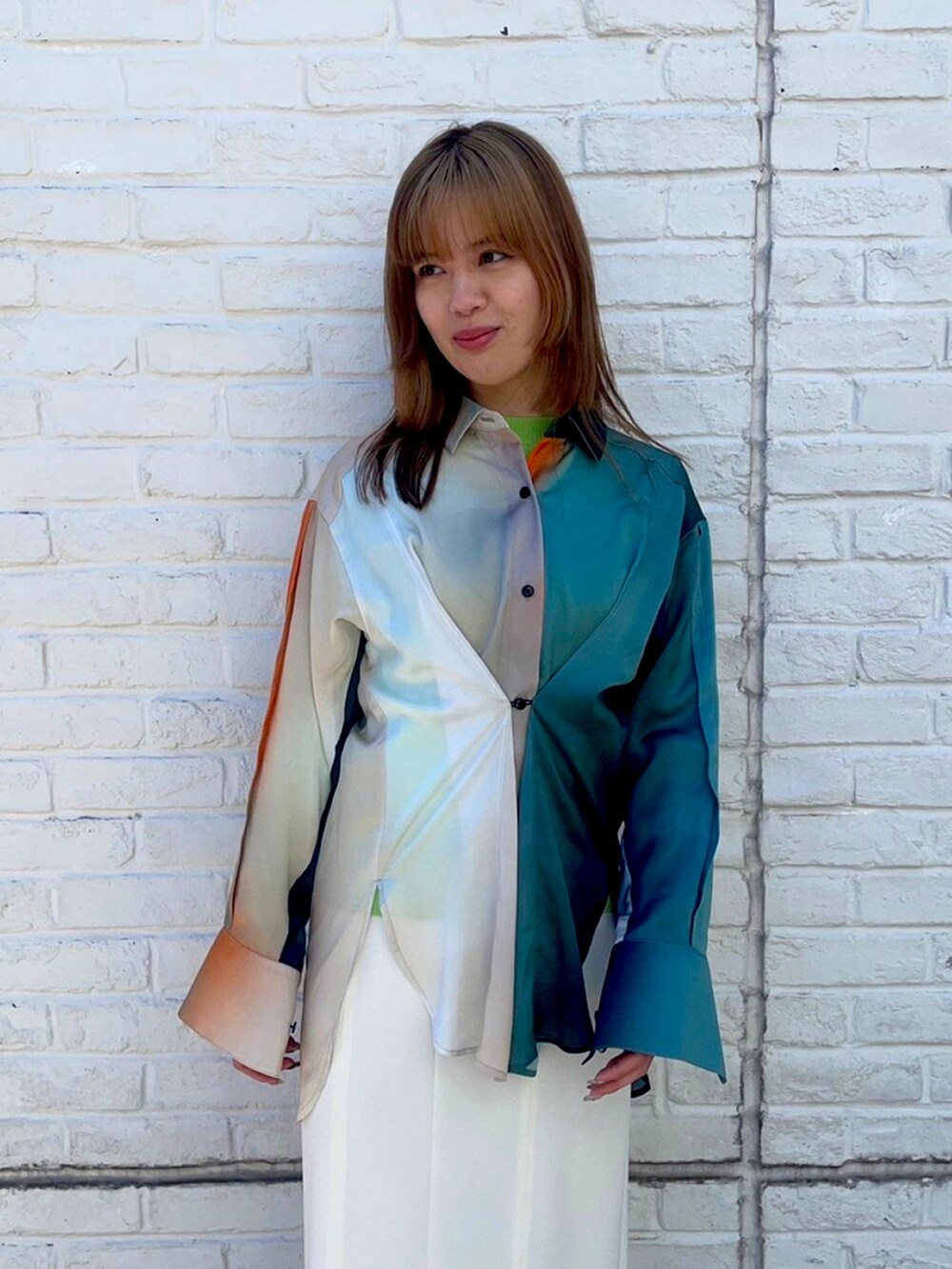 グリーン系のシャツ/ブラウスを着用したレディースの春コーディネートの4枚目の写真