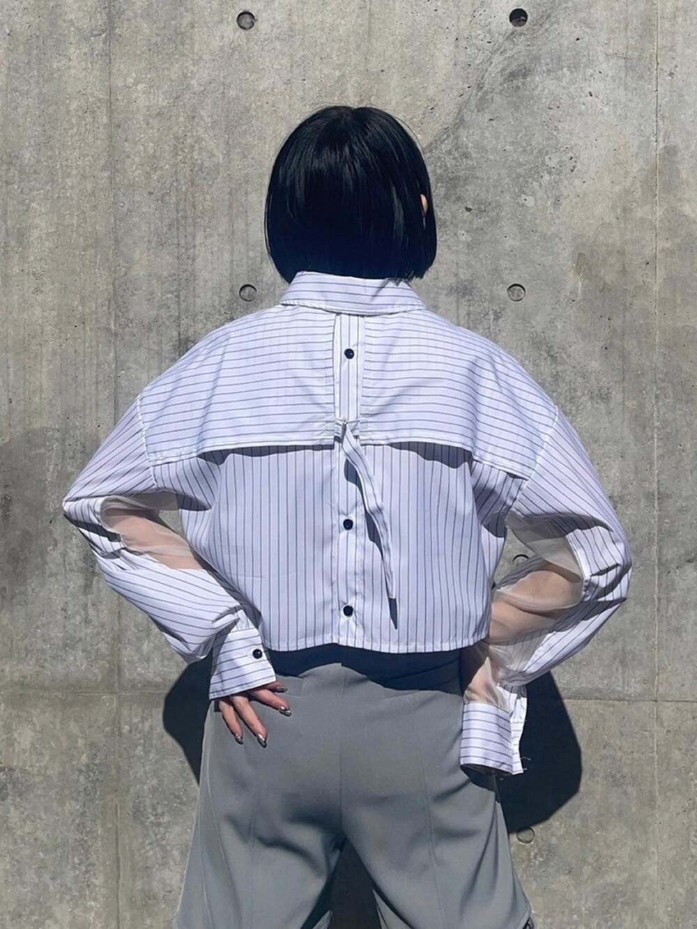 その他のシャツ/ブラウス、グレー系のその他パンツを着用したレディースの春コーディネートの6枚目の写真