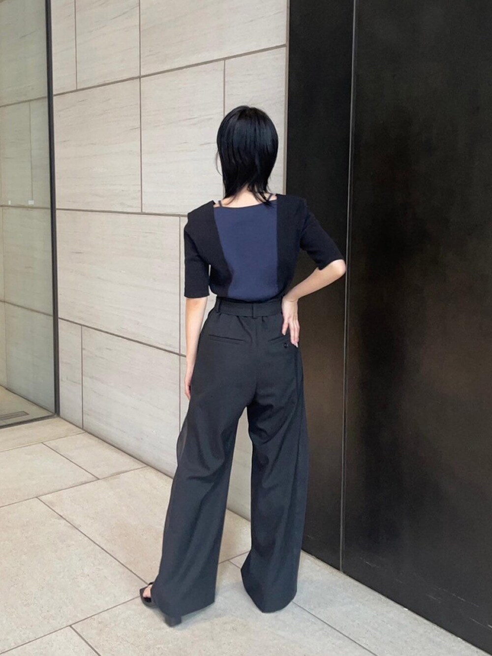 ブラック系のその他パンツを着用したレディースの春コーディネートの3枚目の写真