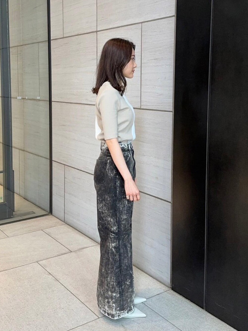 ベージュ系のTシャツ/カットソーを着用したレディースの春コーディネートの4枚目の写真